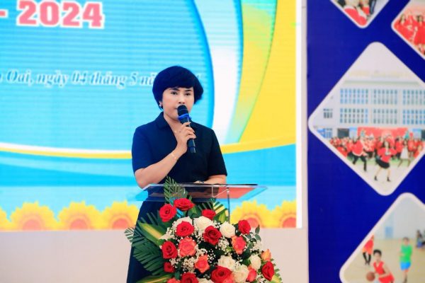 Nhà giáo Nguyễn Thị Anh Đào - Phó trưởng phòng GD&ĐT huyện khai mạc Ngày hội tại Cụm 2 (ngày 4/5)